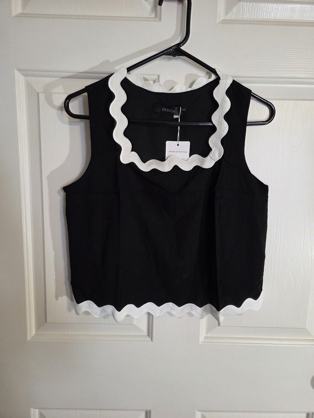 Zesica Black White Scallop Trim Top Small NWT Chic